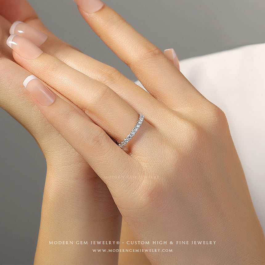 Infinity Diamond Wedding Band in White Gold on female Finger | Modern Gem Jewelry | Saratti