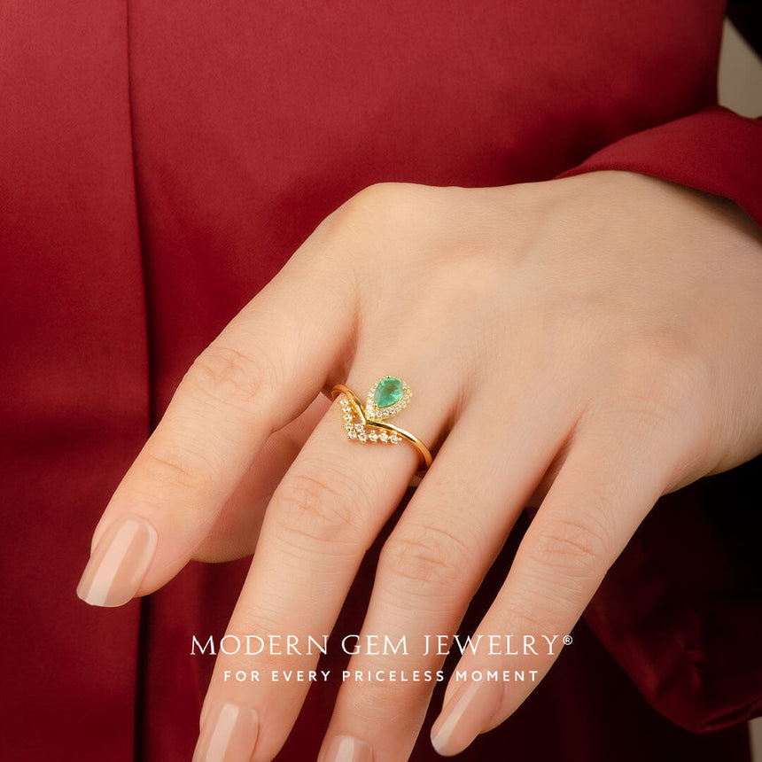 18k Yellow Gold and Emerald Promise Ring for Her | Modern Gem Jewelry | Saratti