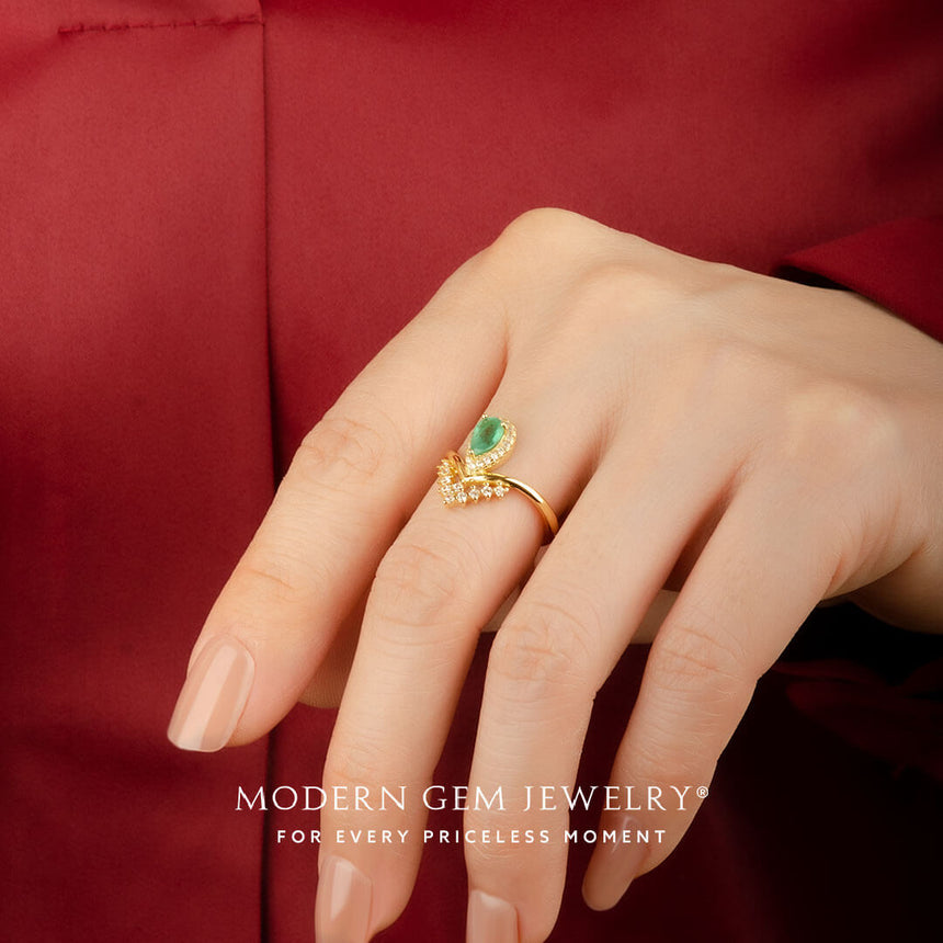 Vintage Inspired Natural Emerald and Natural Diamonds 18K Yellow Gold Promise Ring | Modern Gem Jewelry | Saratti