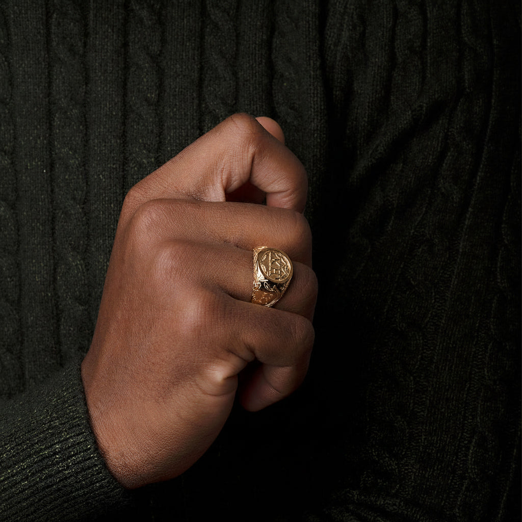 Mens Initial Ring in 18K Yellow Gold | Modern Gem Jewelry | Saratti