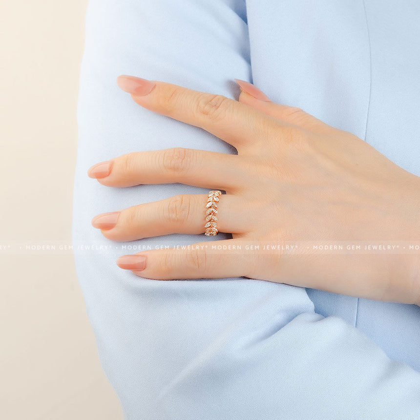 Rose Gold Women Wedding Band in 18K Gold | Modern Gem Jewelry | Saratti