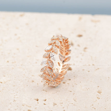 18K Rose Gold Women Wedding Band with Natural Diamonds | Modern Gem Jewelry | Saratti