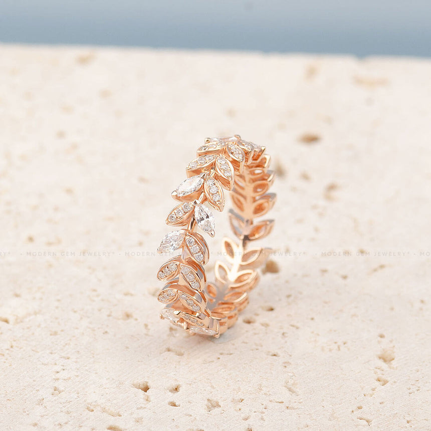 18K Rose Gold Women Wedding Band with Natural Diamonds | Modern Gem Jewelry | Saratti