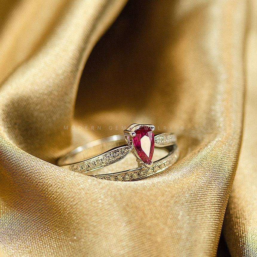 Ruby Gold Ring | Pear Cut Natural Ruby Gold Ring | Des Couleur Collection | Modern Gem Jewelry | Saratti