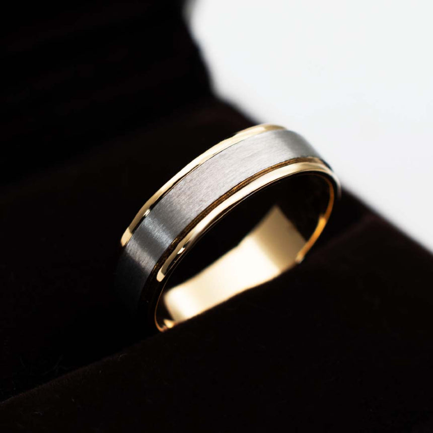 Men's Comfort Fit Wedding Bands In White & Yellow Gold | Custom Men Engagement Ring| Modern Gem Jewelry | Saratti