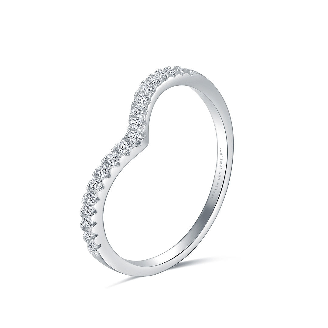 Curved diamond wedding band in 18K white gold, detail view | SARATTI