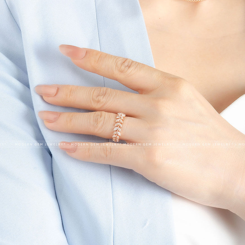 Art Deco Women Wedding Band in 18K Rose Gold | Modern Gem Jewelry | Saratti