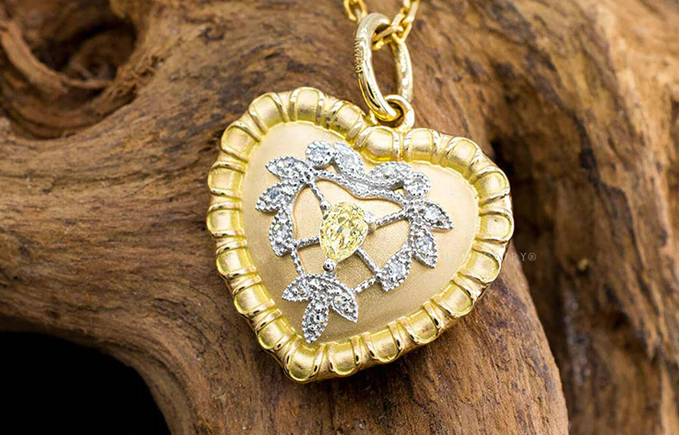Fancy Yellow Diamond Heart Pendant in 18 K Yellow Gold | Saratti 