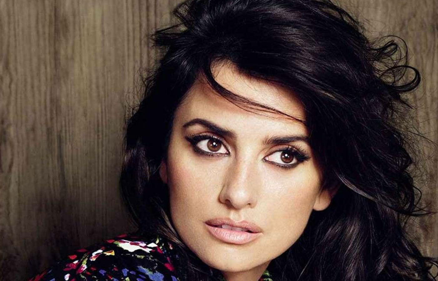 Penelope Cruz - Eight Captivating Hollywood Sapphire Rings that Rocked the Red Carpet - Saratti 