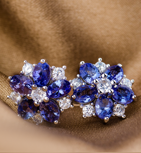 SARATTI Tanzanite Jewelry Collection — rare blue-violet gemstones handcrafted in gold and platinum, designed for lasting brilliance.