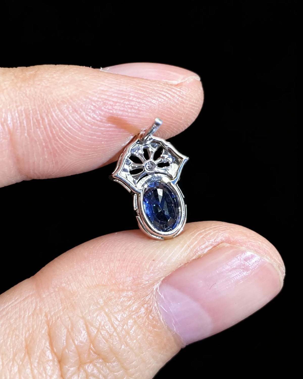 0.09ct of diamonds adds controlled brilliance around the upper geometric motif | SARATTI