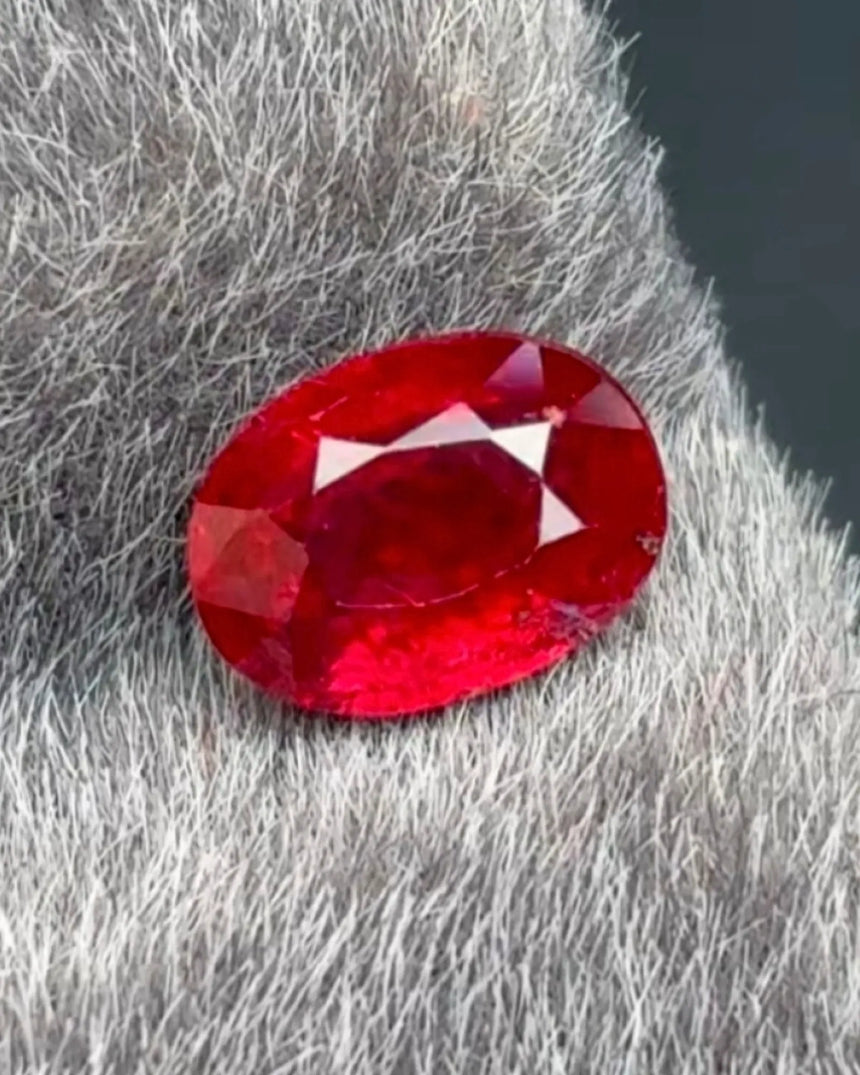 0.76 CTS Natural vivid to intense red Ruby oval main view showing modified brilliant facets and crystal detail | SARATTI