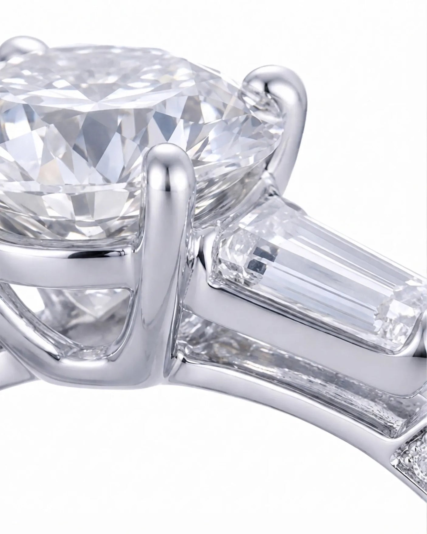 Terzo Tesoro – Natural Round Diamond Three-Stone Engagement Ring