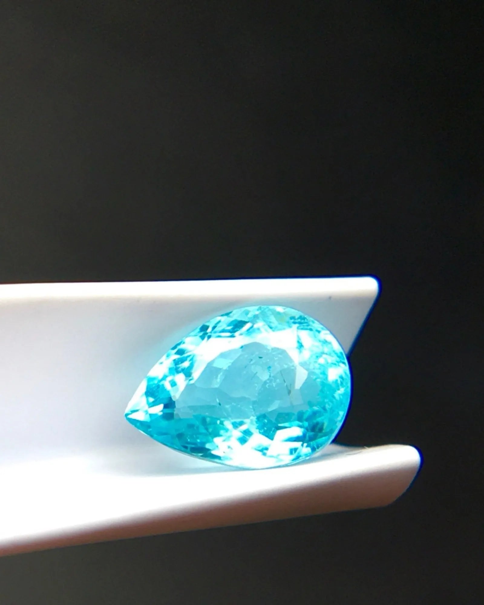 1.08 carat Neon Blue Paraiba Tourmaline loose gemstone close view | SARATTI