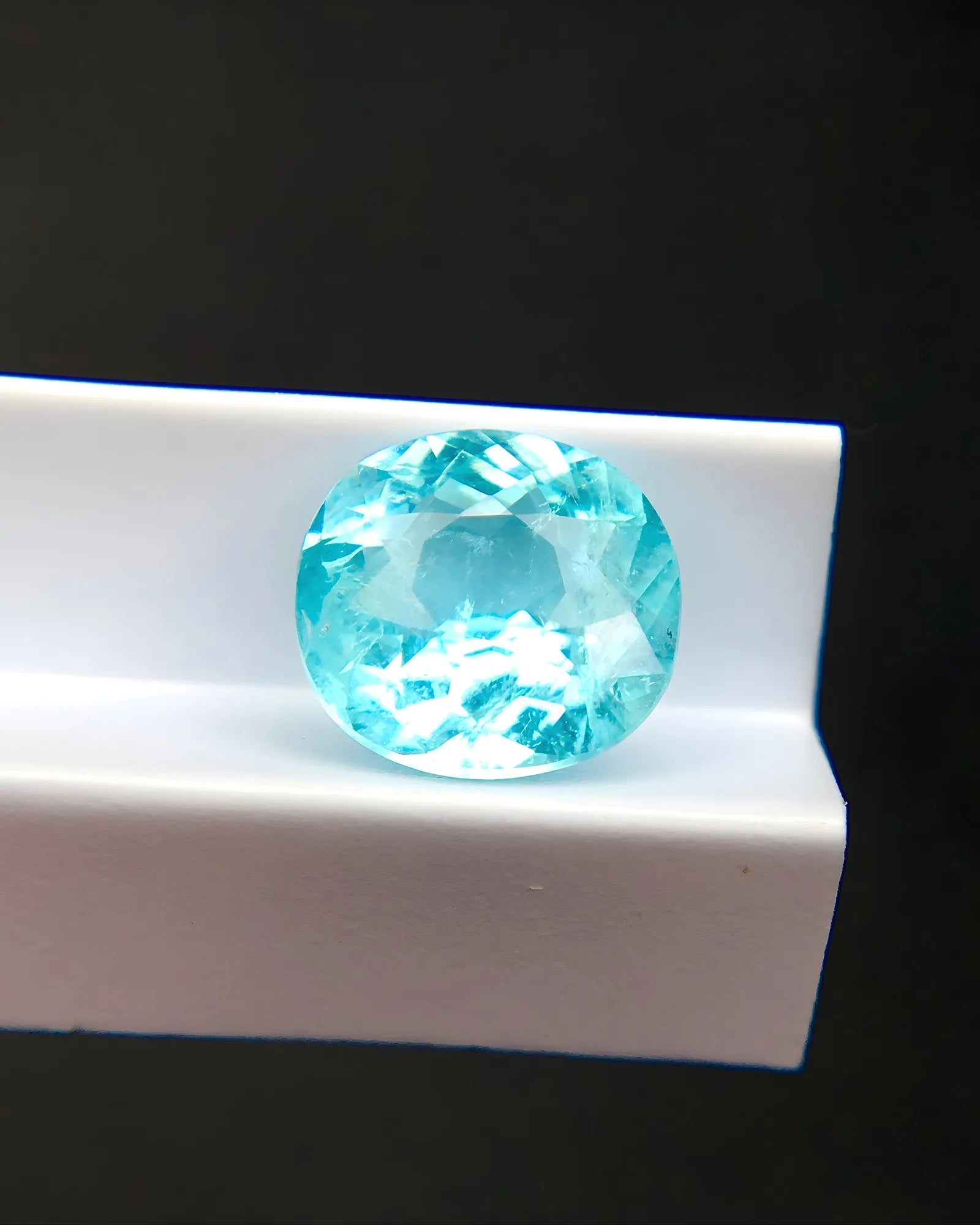 1.22 carat oval Paraiba tourmaline close-up - SARATTI
