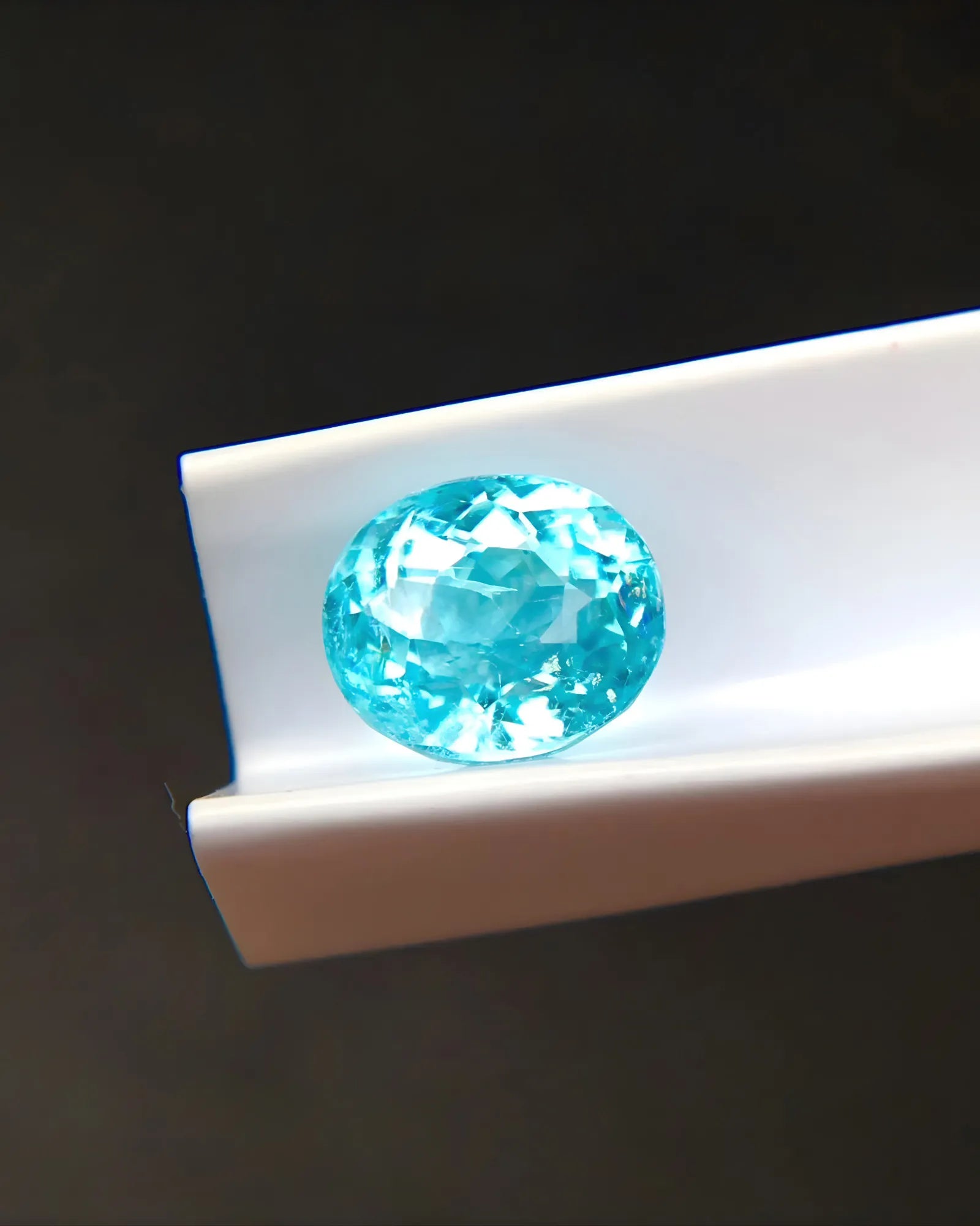 1.41 carat oval Paraiba tourmaline close-up | SARATTI