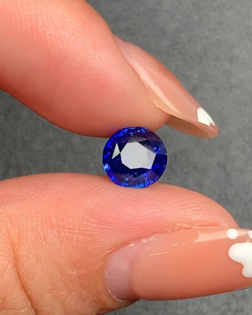 1.50ct Natural Royal Blue Sapphire Round Modified Brilliant close-up | SARATTI