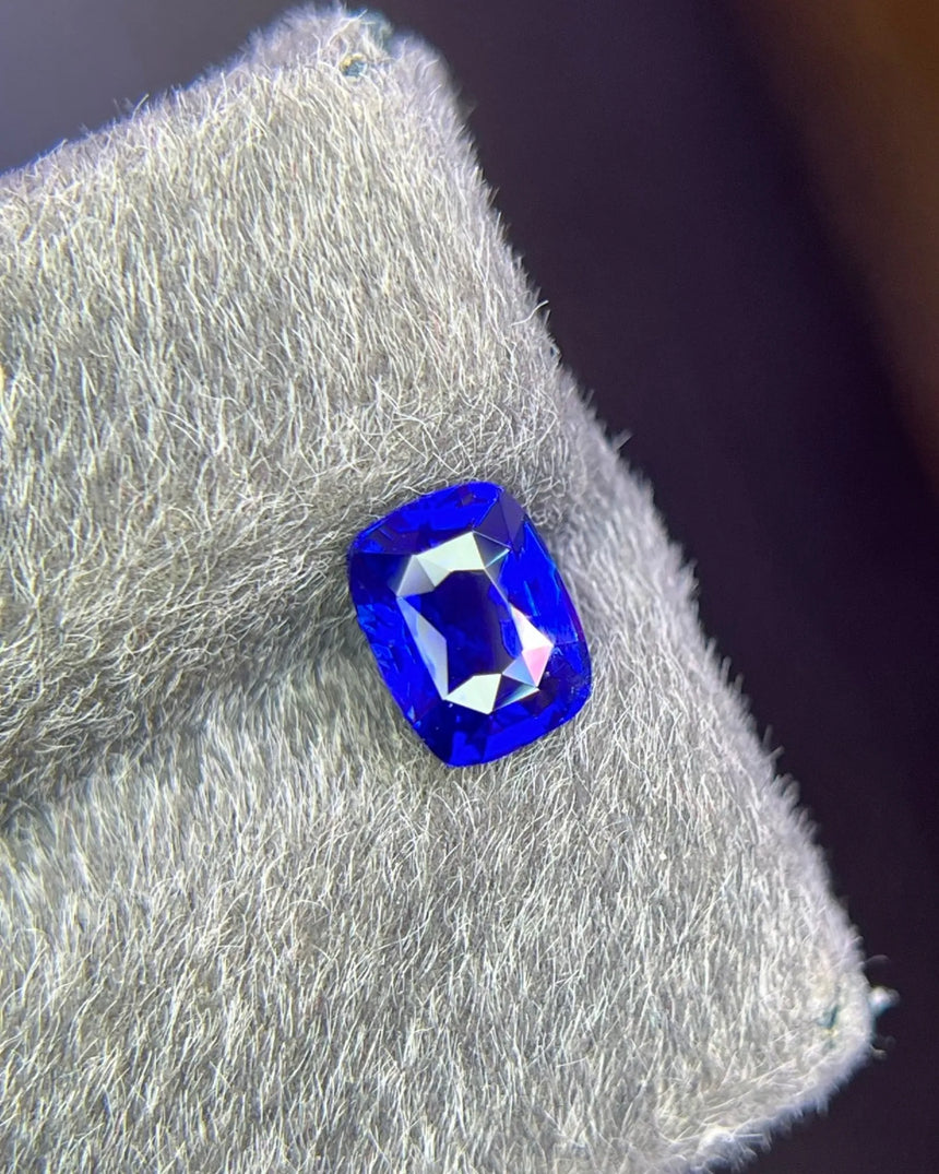 1.50ct Vivid Blue Natural Sapphire Cushion side profile | SARATTI