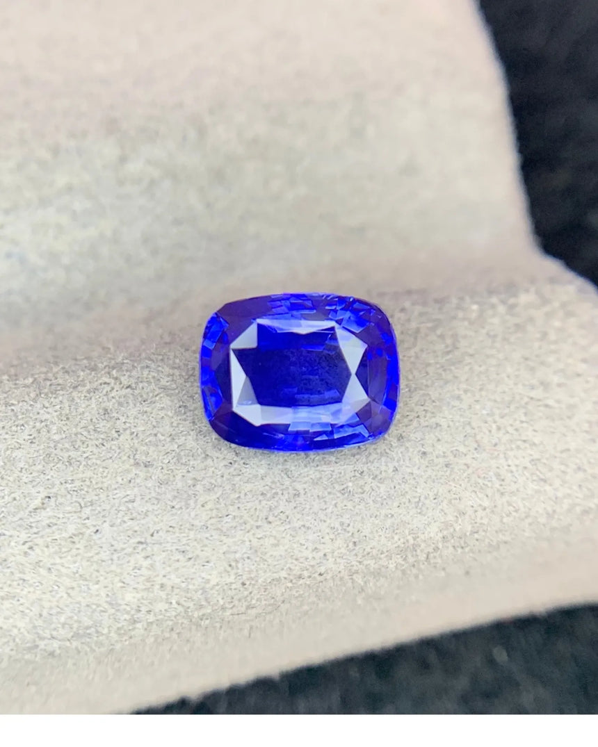 1.53ct Natural Royal Blue Sapphire Modified Brilliant close-up | SARATTI