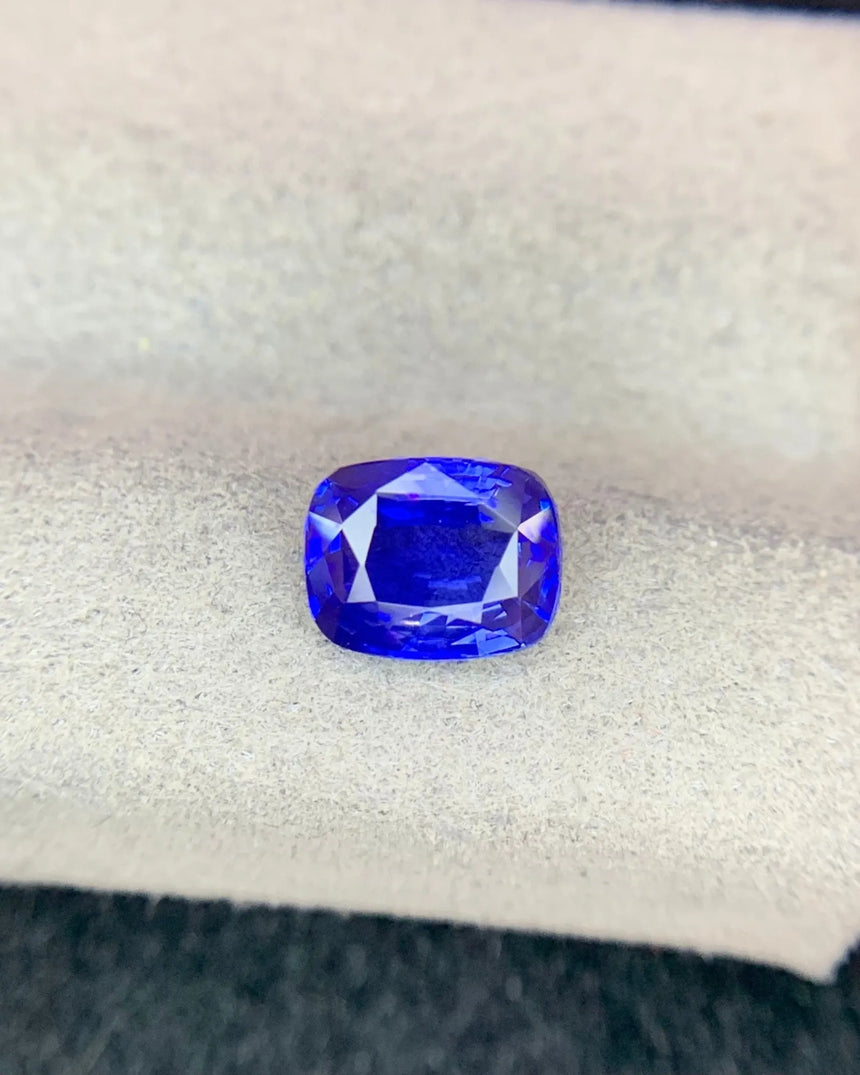 1.53ct Vivid Blue Natural Sapphire Cushion side profile | SARATTI