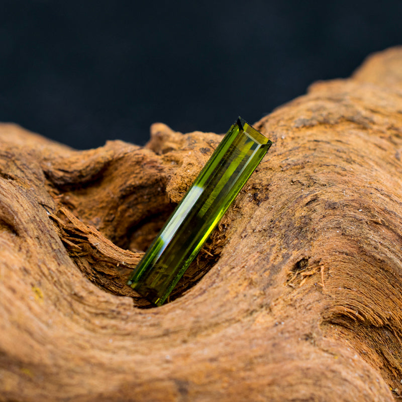 1.5 carats Elongated Emerald Cut Tourmaline Gem | Saratti