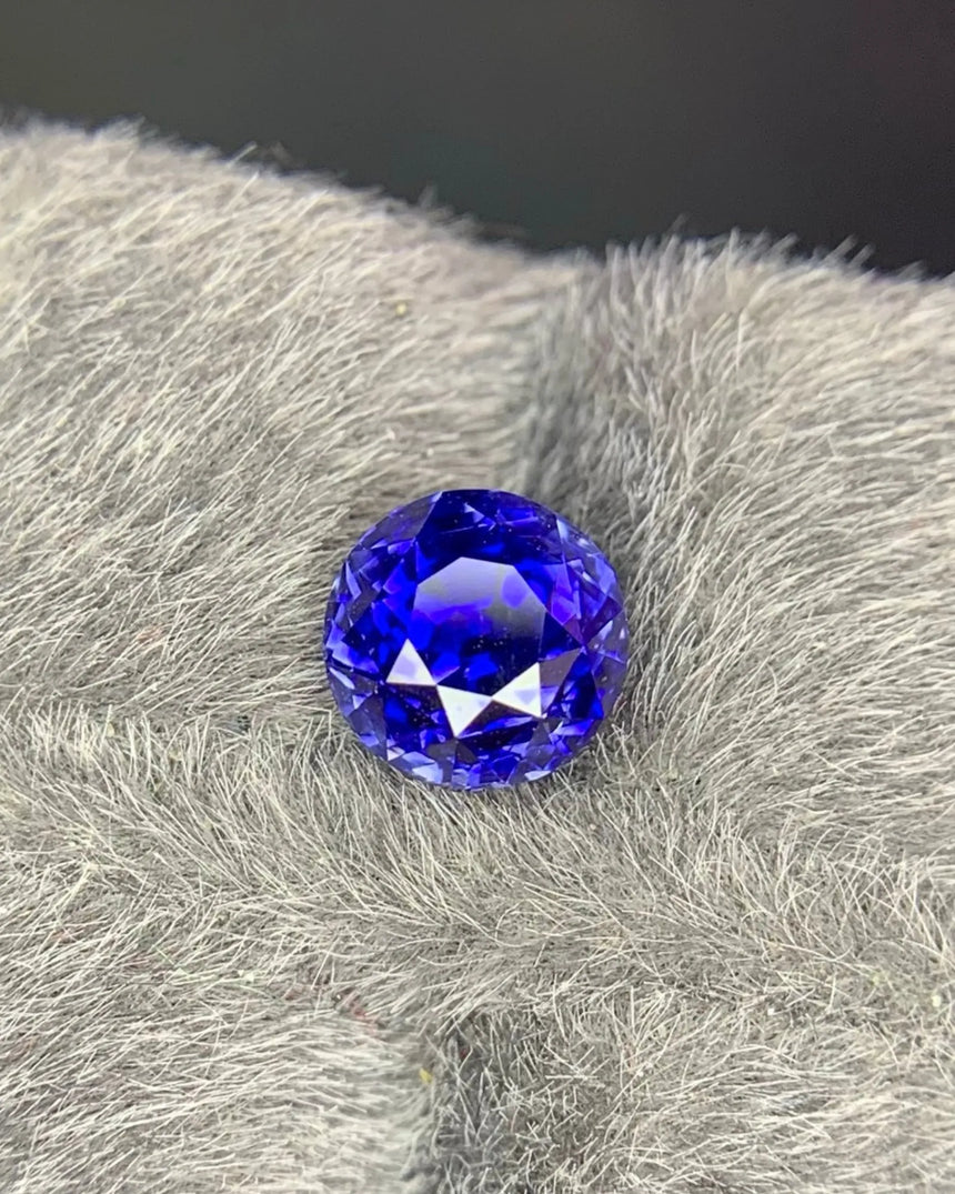 1.61ct Unheated Natural Royal Blue Sapphire Round Modified Brilliant close-up | SARATTI