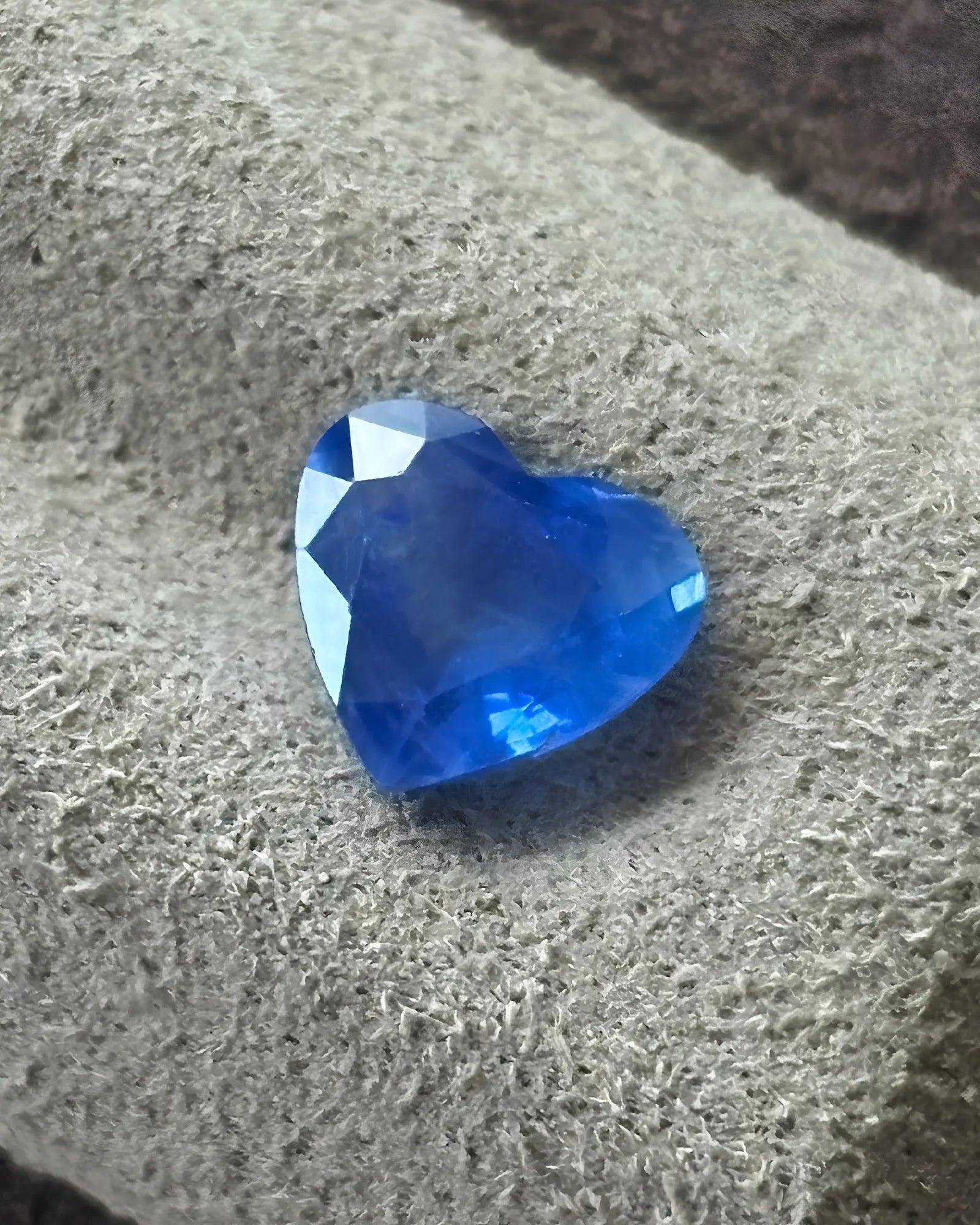 1.91ct Natural Sapphire heart loose gemstone alternate angle | SARATTI