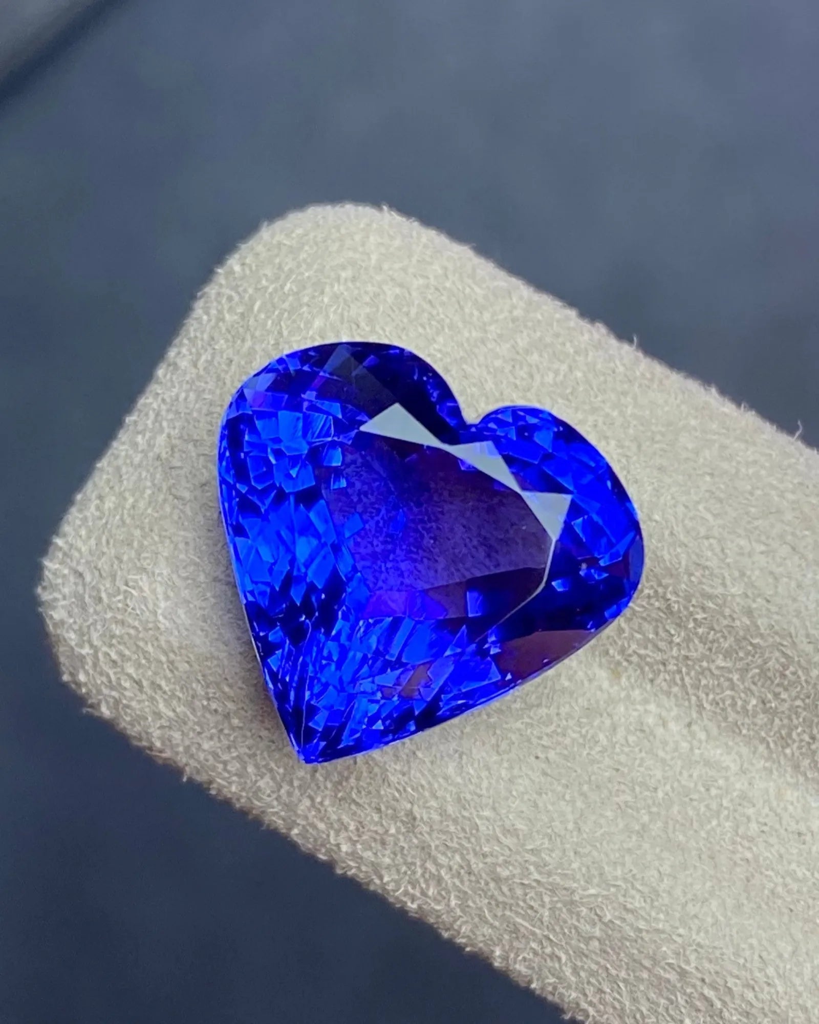 10.00 carat Natural Tanzanite heart rear view | SARATTI