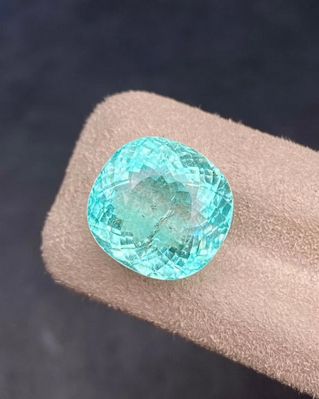 Natural 10.45ct Green Emerald Oval loose gemstone showing mixed Brilliant/Step reflections | SARATTI