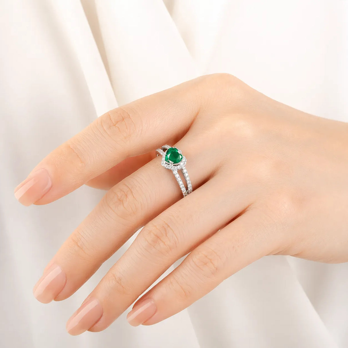 Split shank emerald ring with diamonds in 18K white gold model | SARATTI