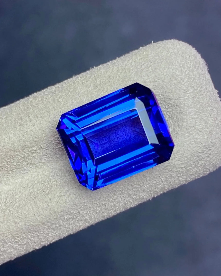 15.03 carats Natural Tanzanite octagonal emerald cut side profile | SARATTI