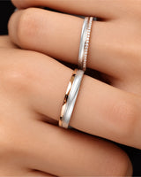 18K two tone gold couple wedding bands featuring elegant wave contours and harmonious contrast | SARATTI