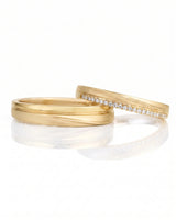 18K yellow gold couple wedding bands featuring elegant wave contours and refined craftsmanship | SARATTI