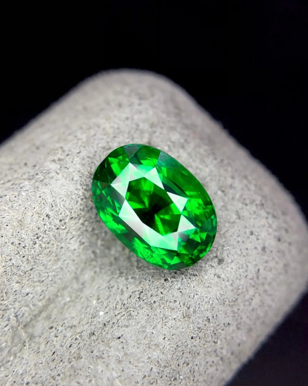 2.06 ct Natural Tsavorite Garnet oval with no indication of treatment | SARATTI