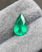 2.40ct vivid green Emerald displayed as a loose centre stone | SARATTI