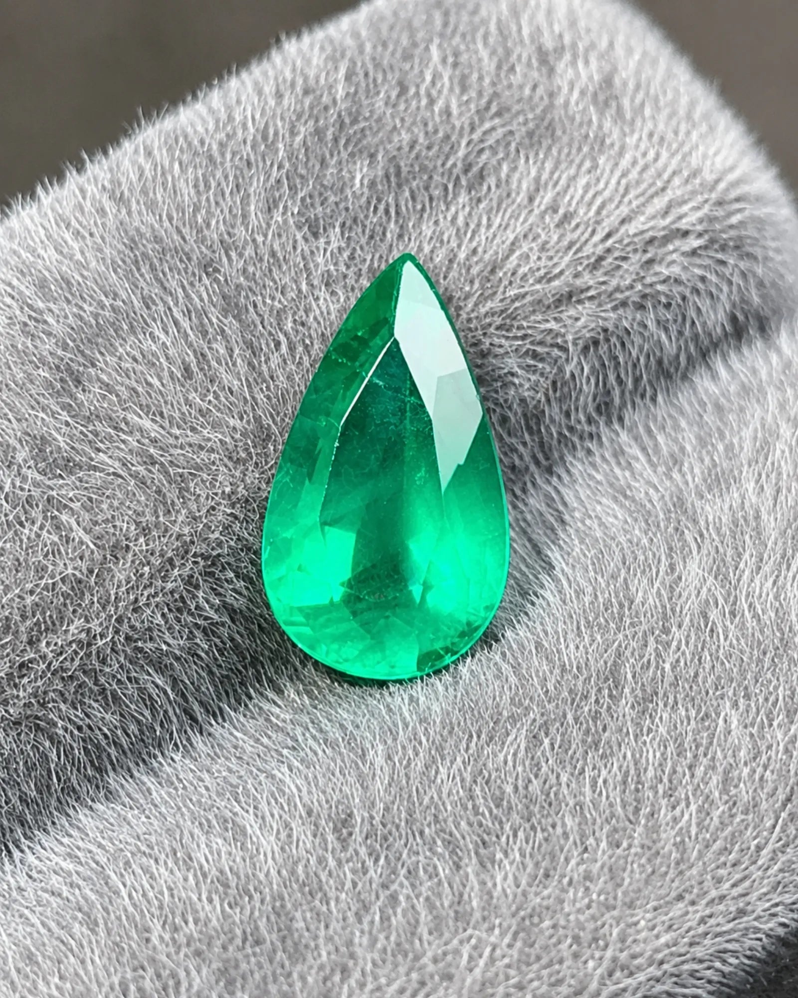 2.40ct vivid green Emerald displayed as a loose centre stone | SARATTI