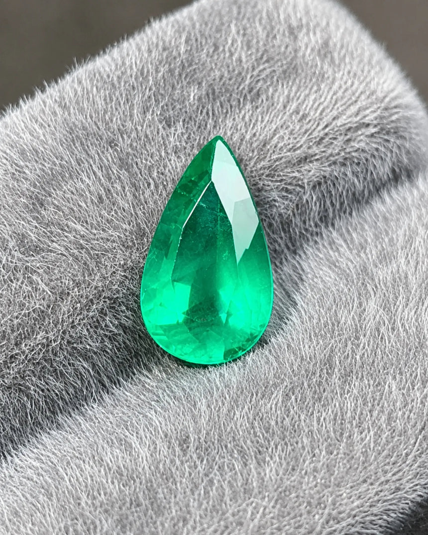 2.40ct vivid green Emerald displayed as a loose centre stone | SARATTI