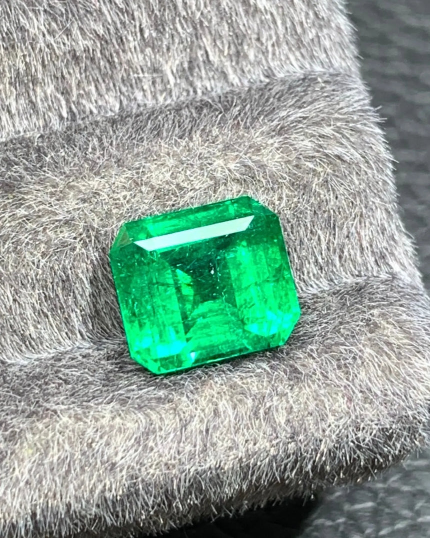 2.69ct Natural Emerald measuring 8.62 by 7.70 by 5.65 millimetres | SARATTI