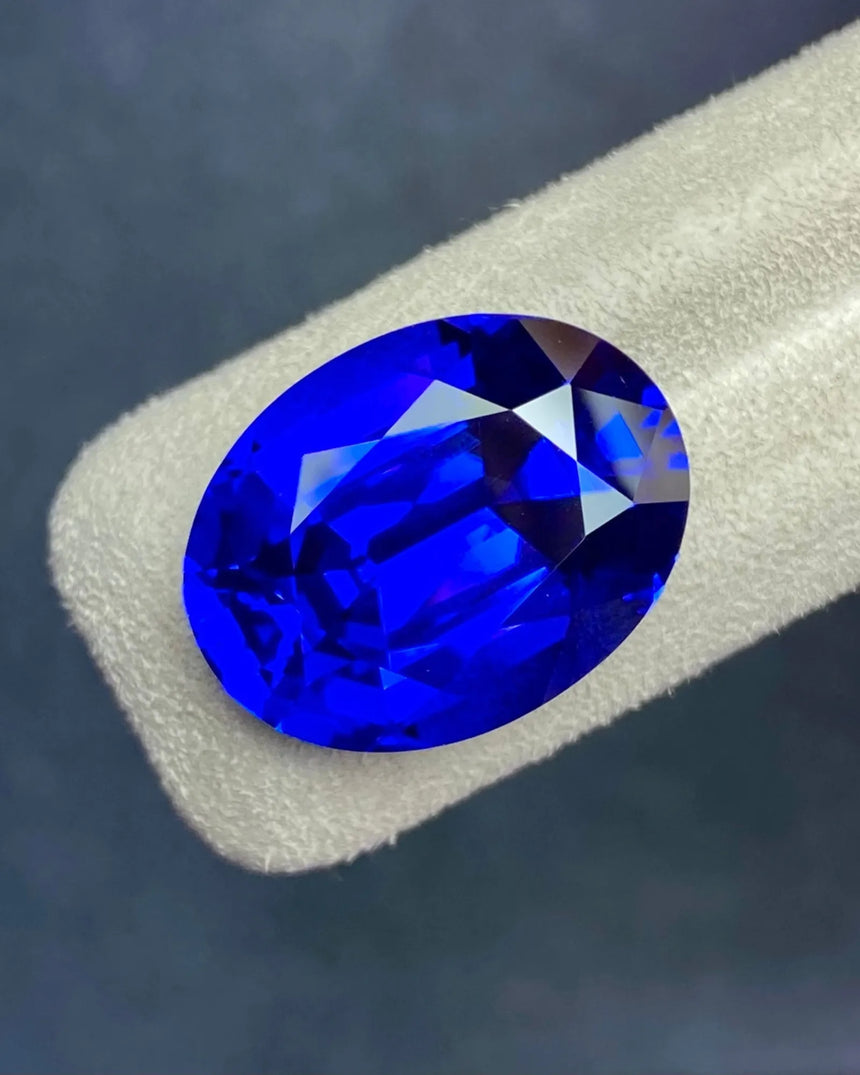 20.6 × 15.8 × 11.1 mm Natural Tanzanite oval face-up view | SARATTI