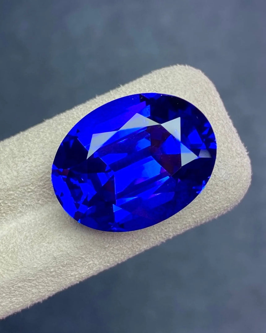 25.90 carats Natural Tanzanite oval gemstone detail view | SARATTI