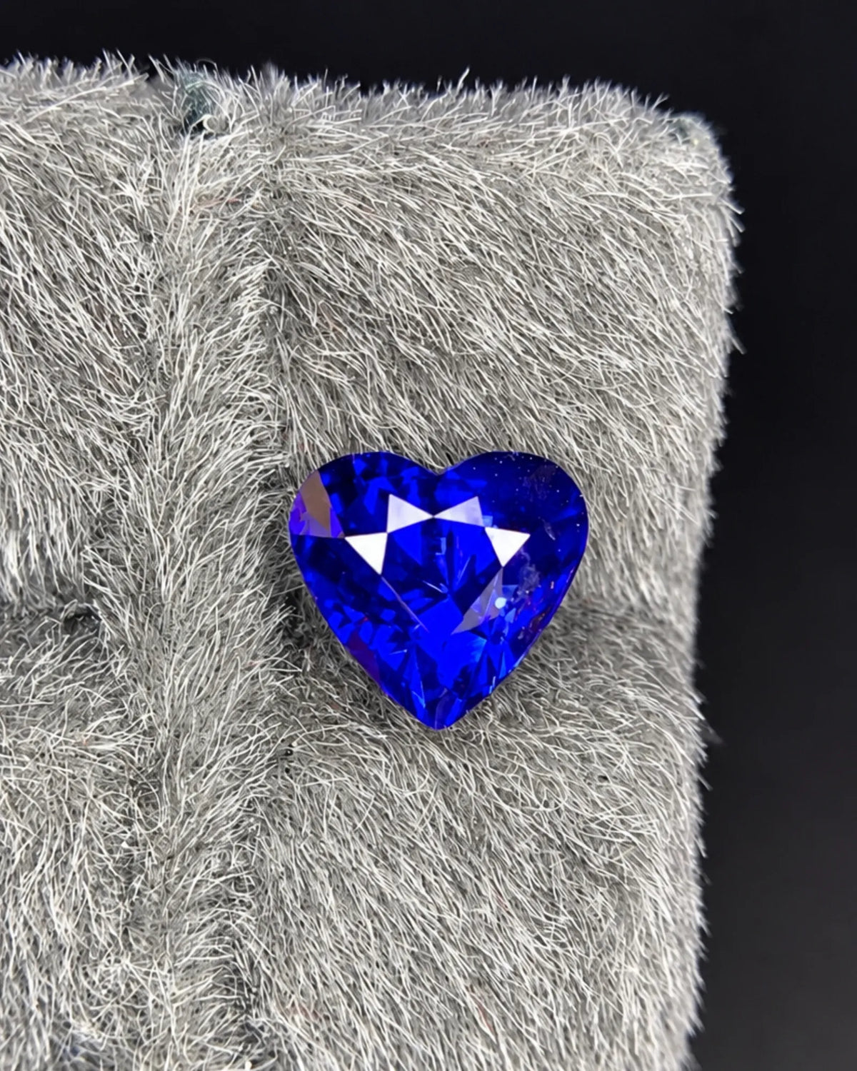 2.06ct Natural Sapphire heart shape loose gemstone main view | SARATTI