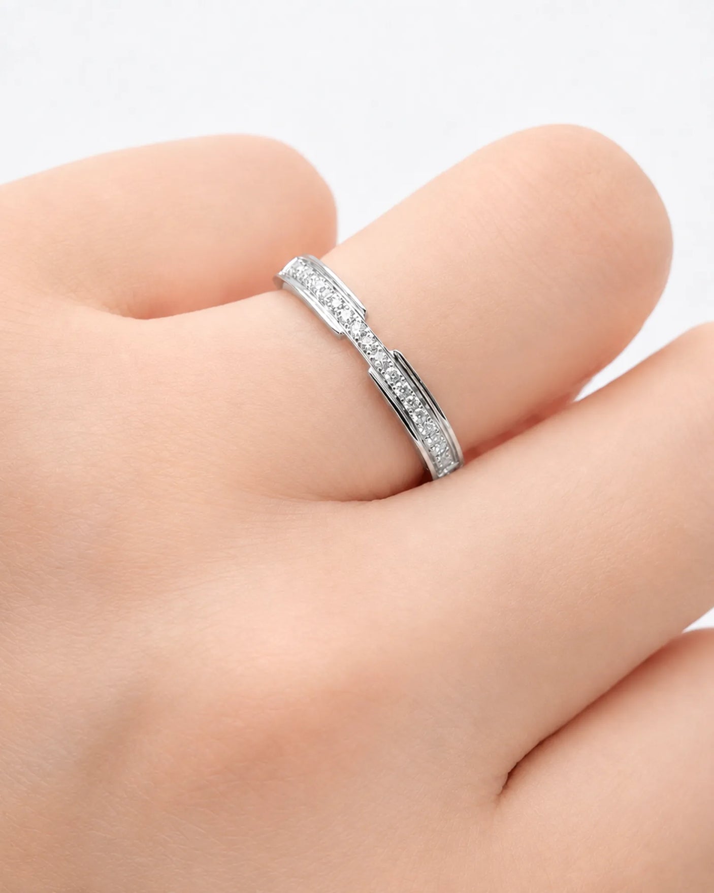 Round Diamond Wedding Band in White Gold