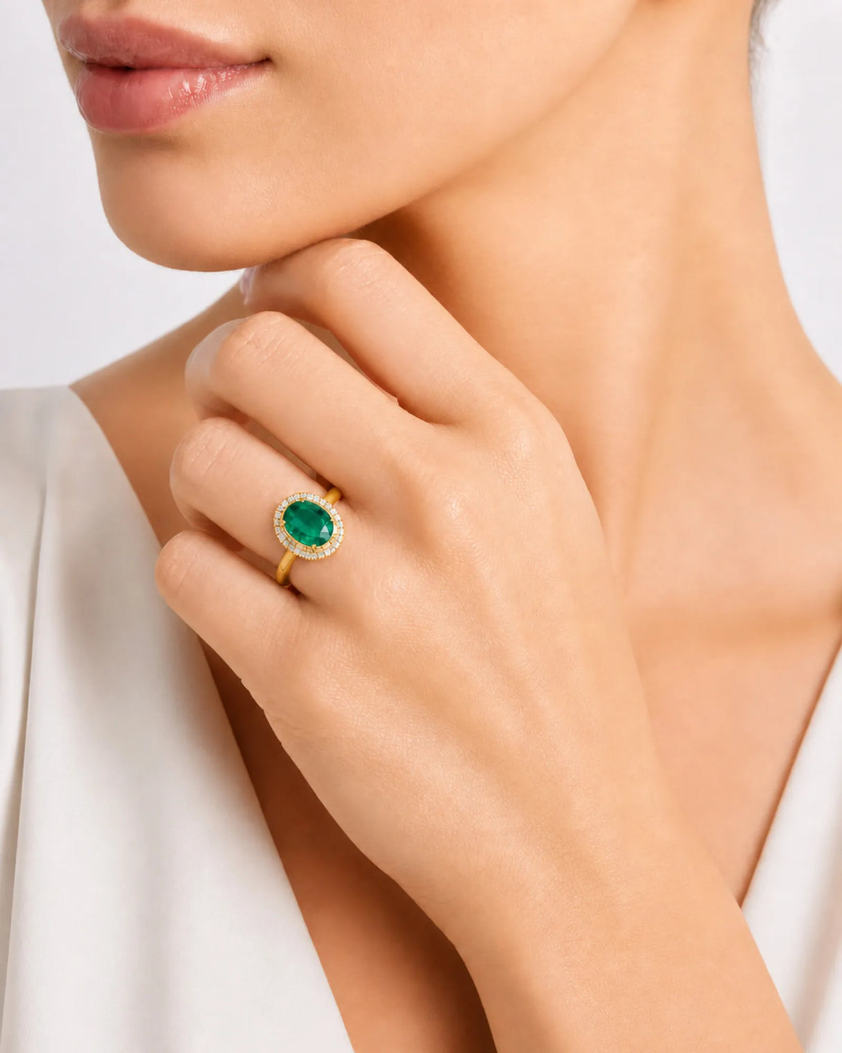 2 carat natural emerald oval halo ring in 18K yellow gold | SARATTI