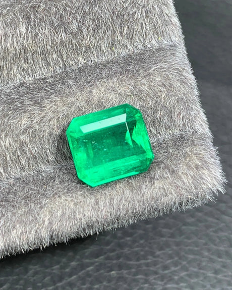 3.60ct Colombian Emerald Octagonal Step cut loose gemstone alternate angle | SARATTI