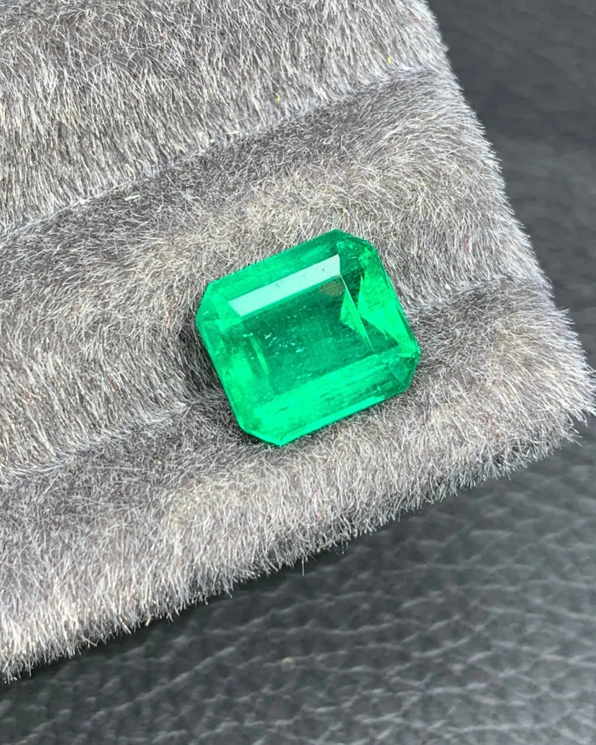 3.60ct Natural Emerald loose gemstone measuring 9.51 by 8.60 by 5.86 millimetres | SARATTI
