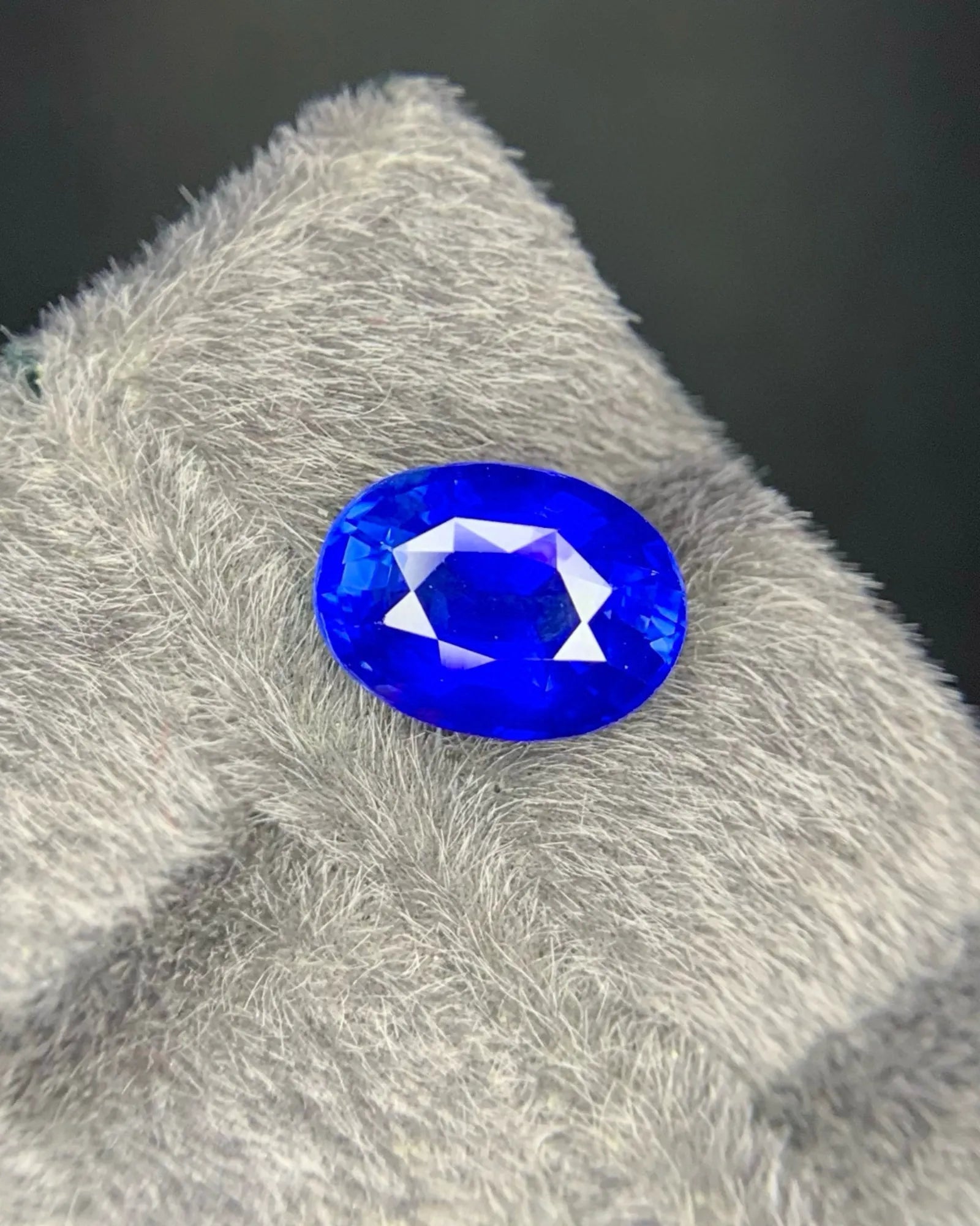 3.60ct Natural Royal Blue Sapphire oval modified brilliant close-up loose gemstone | SARATTI
