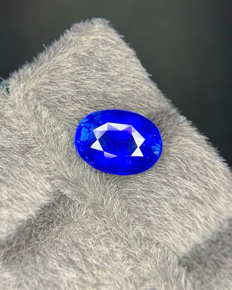 3.60ct Natural Royal Blue Sapphire oval modified brilliant close-up loose gemstone | SARATTI