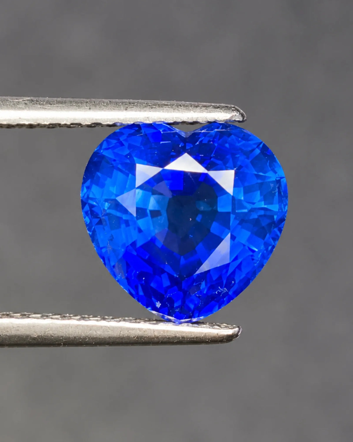3.60ct Natural Sapphire heart shape loose gemstone main view | SARATTI