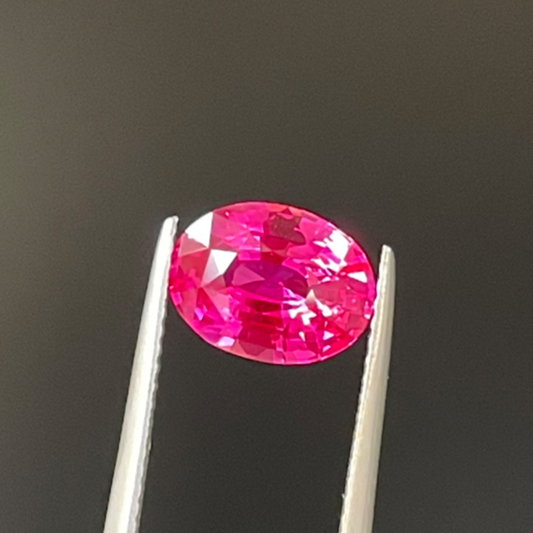 Rare Unheated VIVID Pink Natural Sapphire Gemstone | Saratti Jewelry