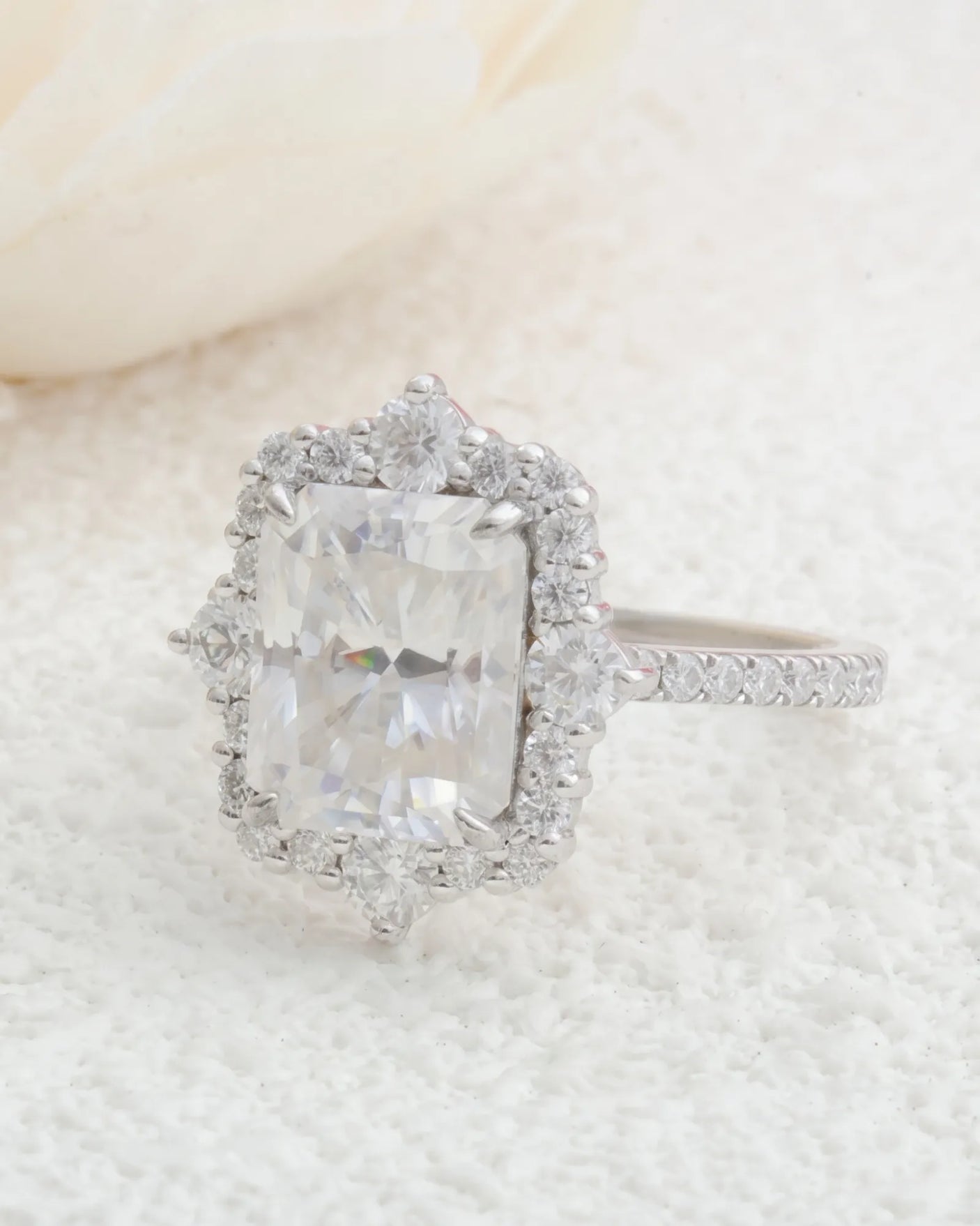 Cometa Corona – Natural Radiant-Cut Diamond Floral Halo Ring